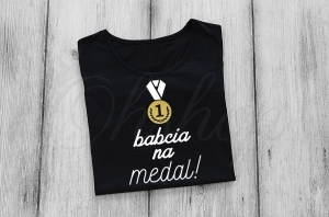 Czarna-koszulka-z-nadrukiem-dla-babci-na-medal