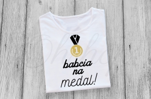 Biała-koszulka-z-nadrukiem-dla-babci-na-medal