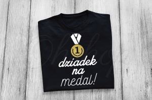 Czarna-koszulka-z-nadrukiem-dziadek-na-medal