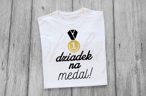 Biała-koszulka-z-nadrukiem-dziadek-na-medal