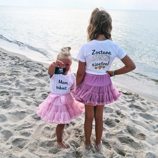 Mam_sekret_będę_siostrą_plaża.webp
