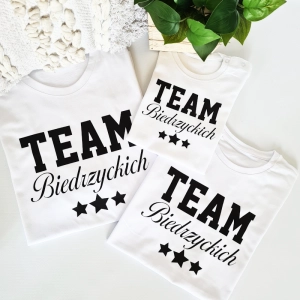 Komplet-koszulek-team-z-nazwiskiem.webp
