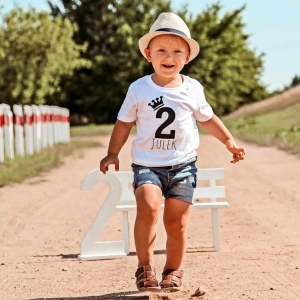 Urodzinowe-imię-i-cyfra-Julek-w-białej-koszulce.webp
