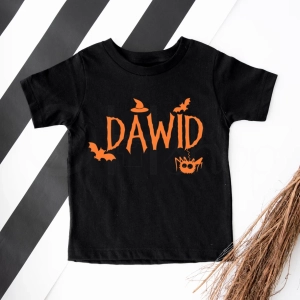 Czarna-koszulka-dla-dziewczynki-na-halloween-z-imieniem.webp