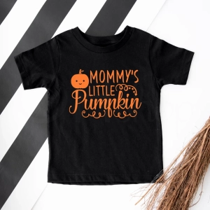 Czarna-koszulka-dziecięca-na-halloween-mommys-pumpkin.webp