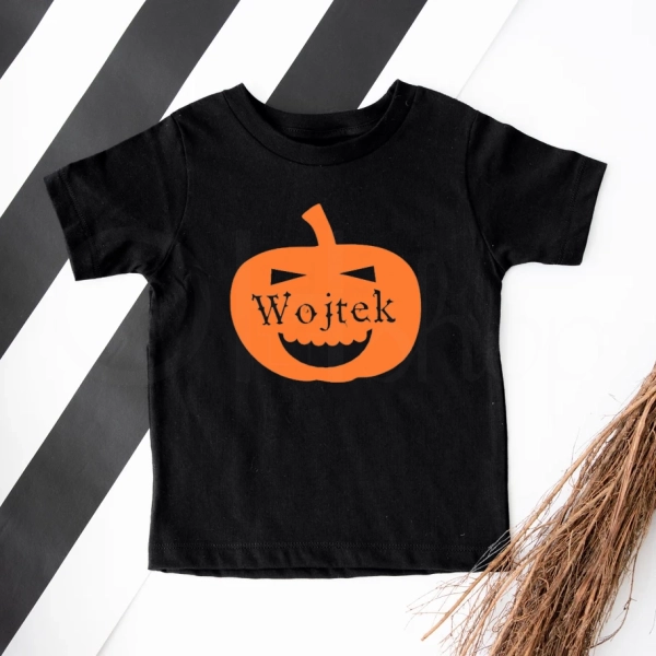 Czarna-koszulka-dziecięca-na-halloween-dynia-z-imieniem-dziecka.webp