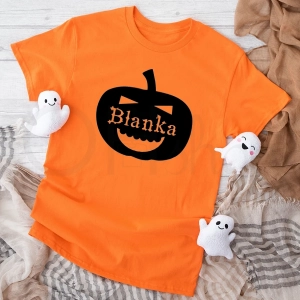Pomarańczowa-koszulka-dziecięca-na-halloween-dynia-z-imieniem-dziecka.webp