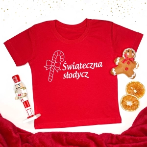 Czerwona-koszulka-dziecięca-świąteczna-słodycz.webp