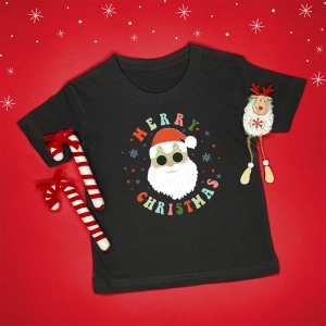 Czarna-koszulka-dziecięca-merry-christmas-Mikołaj.webp