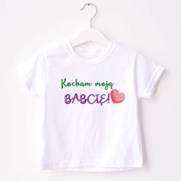 Biała-koszulka-dziecięca-kocham-babcię.webp