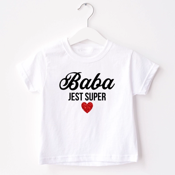 Biała-koszulka-dziecięca-baba-jest-super.webp