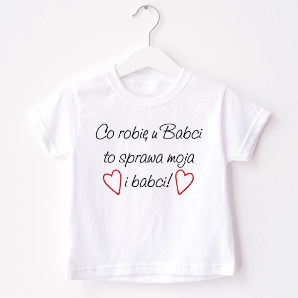 Biała-koszulka-dziecięca-co-robie-u-babci.webp