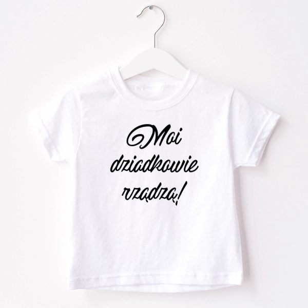 Biała-koszulka-dziecięca-Moi-dziadkowie-rządzą.webp