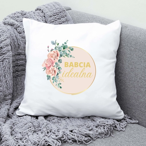 Poduszka-biała-z-nadrukiem-babcia-idealna-kwiaty.webp