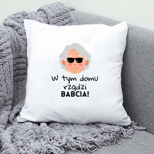 Poduszka-biała-z-nadrukiem-w-tym-domu-rządzi-babcia.webp