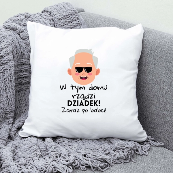 Poduszka-biała-z-nadrukiem-w-tym-domu-rządzi-dziadek.webp