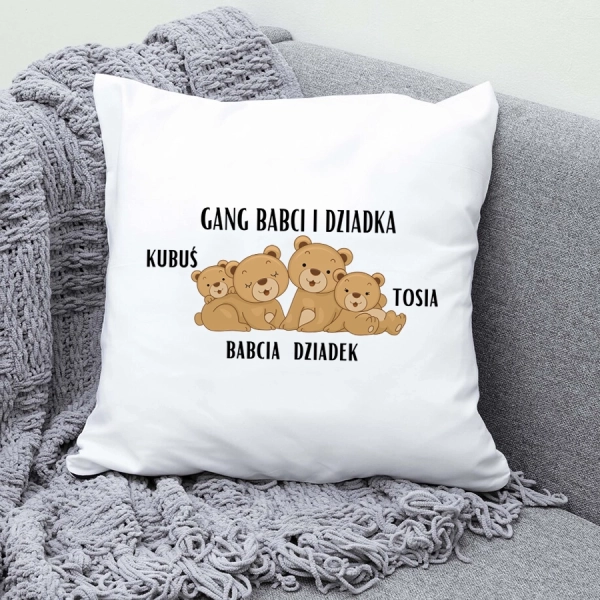 Poduszka-biała-z-nadrukiem-gang-babci-dziadka-misie.webp