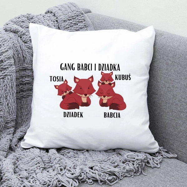 Poduszka-biała-z-nadrukiem-gang-babci-dziadka-lisy.webp