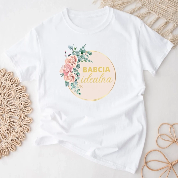 Biała-koszulka-dla-babci-idealnej.webp