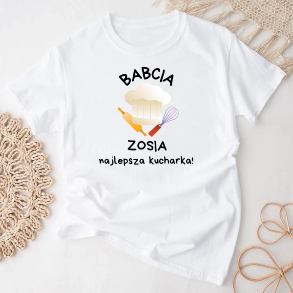 Biała-koszulka-dla-babci-najlepszej-kucharki.webp