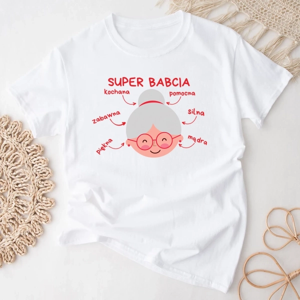 Biała-koszulka-dla-super-babci-cechy.webp