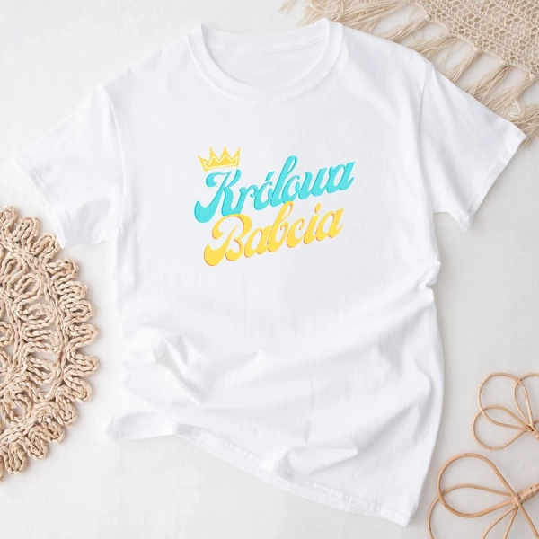 Biała-koszulka-królowa-babcia.webp