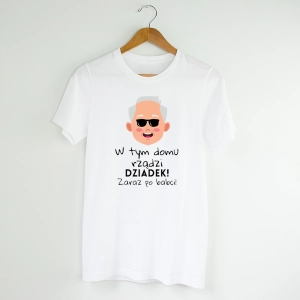 Biała-koszulka-w-tym-domu-rządzi-dziadek.webp