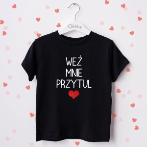 Czarna-koszulka-dziecięca-wez-mnie-przytul.webp