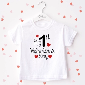 Biała-koszulka-dziecięca-my-first-valentines-day.webp