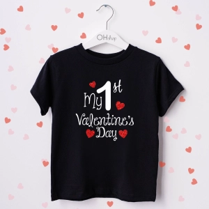 Czarna-koszulka-dziecięca-my-first-valentines-day.webp