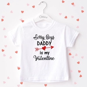 Biała-koszulka-dziecięca-sorry-boys-daddy-is-my-valentine.webp