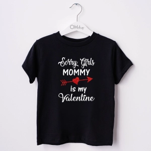 Czarna-koszulka-dziecięca-sorry-girls-mommy-is-my-valentine.webp