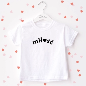 Biała-koszulka-dziecięca-miłość-z-sercem.webp