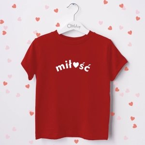 Czerwona-koszulka-dziecięca-miłość-z-sercem.webp