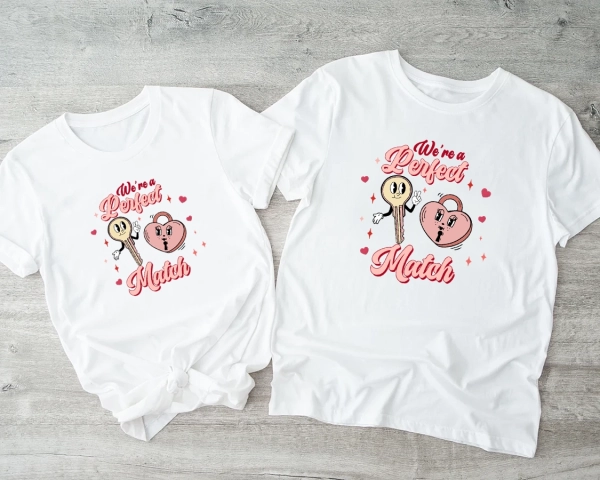 Białe-koszulki-dla-pary-we-are-a-perfect-match-kluczyk-kłódka.webp