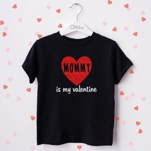 Czarna-koszulka-dziecięca-mommy-my-valentine.webp