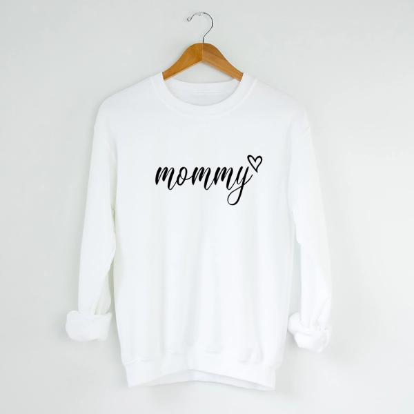 Biała-bluza-mommy-serce.webp