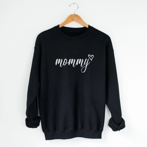 Czarna-bluza-mommy-serce.webp