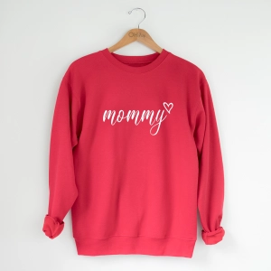 Czerwona-bluza-mommy-serce.webp