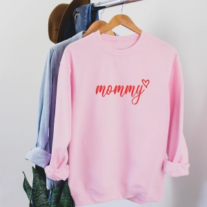 Różowa-bluza-mommy-serce.webp
