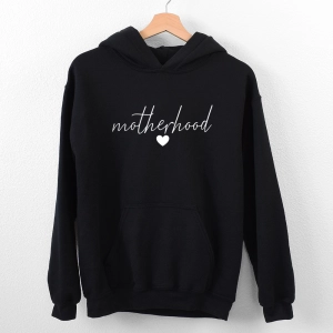 Czarna-bluza-z-kapturem-motherhood-pisane.webp