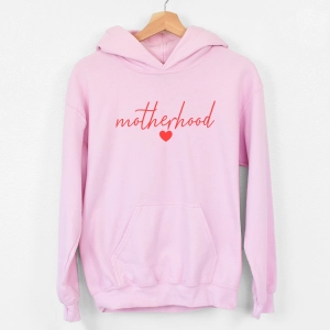 Różowa-bluza-z-kapturem-motherhood-pisane.webp
