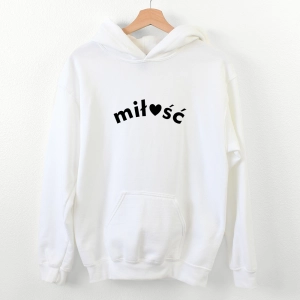 Biała-bluza-z-kapturem-miłość.webp