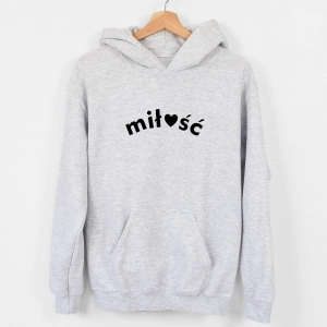 Szara-bluza-z-kapturem-miłość.webp