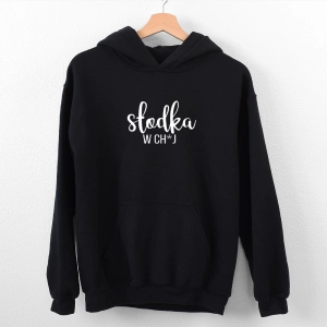 Czarna-bluza-z-kapturem-słodka.webp
