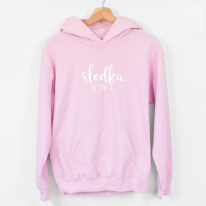 Różowa-bluza-z-kapturem-słodka.webp