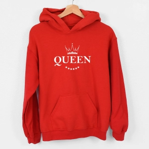 Czerwona-bluza-z-kapturem-queen-korona.webp
