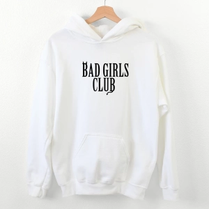 Biała-bluza-z-kapturem-bad-girls-club.webp