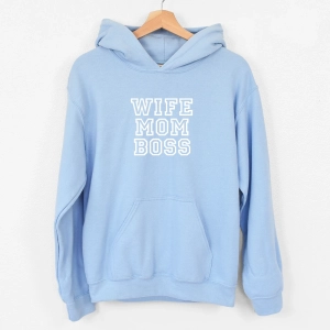 Błękitna-bluza-z-kapturem-wife-mom-boss.webp