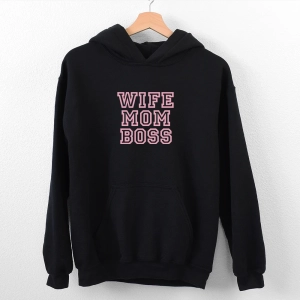 Czarna-bluza-z-kapturem-wife-mom-boss-pudrowy-roz.webp